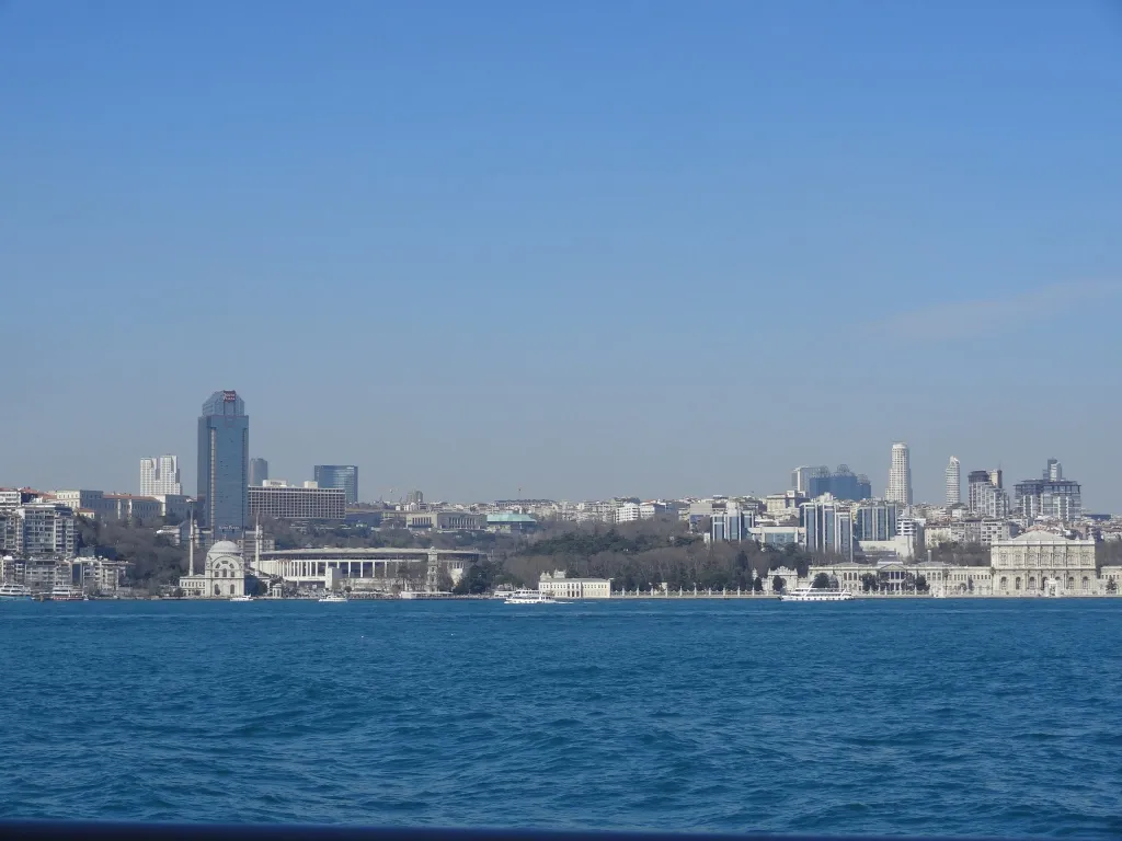 <p>Vue sur le stade (à gauche) et sur le Palais de Dolmabahçe (à droite)</p>
